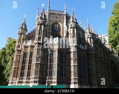 Abbazia di Westminster, chiesa gotica, Westminster, Londra, Inghilterra. E' uno degli edifici religiosi piu' notevoli del Regno Unito e il luogo tradizionale di incoronazione e sepoltura per monarchi inglesi e, successivamente, britannici. L'edificio stesso era una chiesa monastica benedettina fino alla dissoluzione del monastero nel 1539. Tra il 1540 e il 1556, l'abbazia ebbe lo status di cattedrale. Sin dall'incoronazione di Guglielmo il Conquistatore nel 1066, tutte le incoronazioni di monarchi inglesi e britannici sono state nell'Abbazia di Westminster. Foto Stock