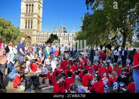 Manifestanti ad un rally a Victoria Park, vicino al Parlamento, Londra, durante lo sciopero climatico del 20 settembre 2019. Conosciuta anche come la settimana Globale per il futuro, una serie di scioperi e proteste internazionali per chiedere che si agisca per affrontare il cambiamento climatico. Le proteste del 20 settembre sono state probabilmente i più grandi scioperi climatici della storia mondiale. Gli organizzatori hanno riferito che oltre 4 milioni di persone hanno partecipato a scioperi in tutto il mondo, tra cui 300000 persone si sono unite alle proteste del Regno Unito. Greta Thunberg, (nato il 3 gennaio 2003), attivista svedese dell'ambiente, accreditato per la sensibilizzazione globale sui rischi posti dalla clim Foto Stock