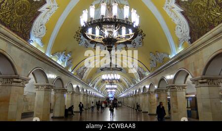 Stazione della metropolitana Komsomolskaya nel quartiere Krasnoselsky, Mosca. La stazione è nota per la sua posizione sotto il più trafficato centro di trasporto di Mosca, Piazza Komsomolskaya. Il primo segmento meridionale della linea Koltsevaya è dedicato alla vittoria sulla Germania nazista, il segmento settentrionale è dedicato al tema del lavoro post-bellico. Komsomolskaya, tuttavia, è una chiara eccezione: Il lead designer Alexey Shchusev lo ha progettato come illustrazione di un discorso storico tenuto da Joseph Stalin il 7 novembre 1941. In questo discorso, Stalin ha evocato i ricordi di Alexander Nevsky, Dmitry Donskoy e altri miti Foto Stock