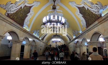 Stazione della metropolitana Komsomolskaya nel quartiere Krasnoselsky, Mosca. La stazione è nota per la sua posizione sotto il più trafficato centro di trasporto di Mosca, Piazza Komsomolskaya. Il primo segmento meridionale della linea Koltsevaya è dedicato alla vittoria sulla Germania nazista, il segmento settentrionale è dedicato al tema del lavoro post-bellico. Komsomolskaya, tuttavia, è una chiara eccezione: Il lead designer Alexey Shchusev lo ha progettato come illustrazione di un discorso storico tenuto da Joseph Stalin il 7 novembre 1941. In questo discorso, Stalin ha evocato i ricordi di Alexander Nevsky, Dmitry Donskoy e altri miti Foto Stock