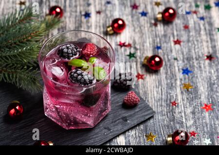 Spumante cocktail alcolico con una mora e basilico Foto Stock