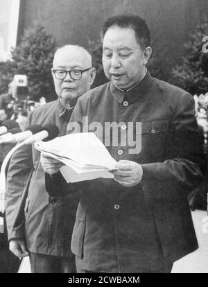 Hua Guofeng (1921 - 2008), politico cinese che è stato presidente del Partito comunista cinese e Premier della Repubblica popolare cinese, 1976 - 1981. Accanto a lui c'è Ye Jianying, leader e politico comunista cinese, uno dei dieci marshali fondatori dell'Esercito popolare di Liberazione. Foto Stock