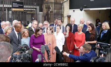 Jo Swinson, leader liberaldemocratico britannico, si rivolge alla stampa dopo il ritorno al Parlamento, dopo che la Corte suprema ha annullato la proroga del Parlamento. 25 settembre 2019. La maggior parte dei MP liberaldemocratici sono presenti in: Chuka Umunna, Wera Hobhouse, ed Davey, Christine Jardine, Jane Dodds, Layla Moran, Angela Smith, Lucian Berger, Sarah Wolaston, Jamie Stone, vince Cable e Tom Brakes erano presenti. Foto Stock