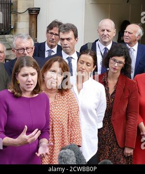 Jo Swinson, leader liberaldemocratico britannico, si rivolge alla stampa dopo il ritorno al Parlamento, dopo che la Corte suprema ha annullato la proroga del Parlamento. 25 settembre 2019. La maggior parte dei MP liberaldemocratici sono presenti in: Ed Davey, Christine Jardine, Jane Dodds, Layla Moran, Jamie Stone, vince Cable e Tom Brakes erano presenti. Foto Stock