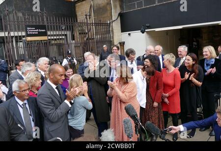 Jo Swinson, leader liberaldemocratico britannico, si rivolge alla stampa dopo il ritorno al Parlamento, dopo che la Corte suprema ha annullato la proroga del Parlamento. 25 settembre 2019. La maggior parte dei MP liberaldemocratici sono presenti in: Chuka Umunna, Wera Hobhouse, ed Davey, Christine Jardine, Jane Dodds, Layla Moran, Angela Smith, Lucian Berger, Sarah Wolaston, Jamie Stone, vince Cable e Tom Brakes erano presenti. Foto Stock