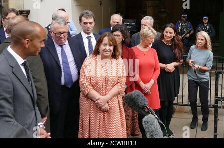 I politici liberaldemocratici britannici si rivolge alla stampa dopo essere tornati al Parlamento, dopo che la Corte suprema ha annullato la proroga del Parlamento. 25 settembre 2019. La maggior parte dei MP liberaldemocratici sono presenti in: Chuka Umunna, ed Davey, Christine Jardine, Jane Dodds, Layla Moran, Angela Smith, Lucian Berger, Jamie Stone, vince Cable e Tom Brakes erano presenti. Foto Stock