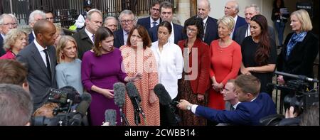 Jo Swinson, leader liberaldemocratico britannico, si rivolge alla stampa dopo il ritorno al Parlamento, dopo che la Corte suprema ha annullato la proroga del Parlamento. 25 settembre 2019. La maggior parte dei MP liberaldemocratici sono presenti in: Chuka Umunna, Wera Hobhouse, ed Davey, Christine Jardine, Jane Dodds, Layla Moran, Angela Smith, Lucian Berger, Sarah Wolaston, Jamie Stone, vince Cable e Tom Brakes erano presenti. Foto Stock