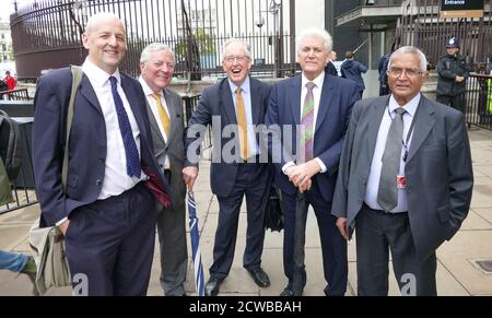 I pari liberaldemocratici (Lord) presenziano al Parlamento riconfermata dopo che la Corte Suprema britannica, ha rovesciato la Prorogazione del Parlamento, settembre 2019. Da sinistra a destra: Lord Redesdale, Lord Clement-Jones, Lord McNally, Lord Strasburger e Lord Dholakia. Foto Stock