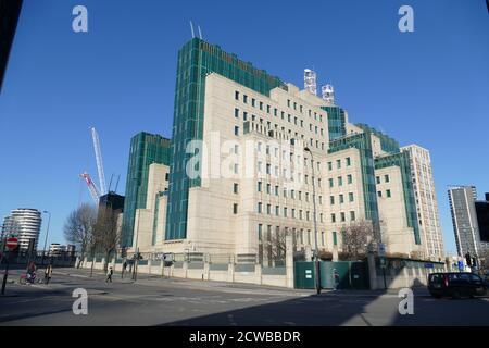 Sede di Londra del MI6. Il Servizio di intelligenza segreta (SIS), comunemente noto come MI6, è il servizio di intelligence estera del governo del Regno Unito, incaricato principalmente della raccolta e dell'analisi segreta dell'intelligenza umana all'estero. Dal 1995, la sede centrale del SIS è a 85 Vauxhall Cross, lungo l'Albert Embankment da Vauxhall Bridge, Londra. Foto Stock