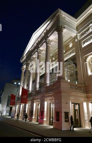 The Royal Opera House (ROH), a Covent Garden, nel centro di Londra. Il grande edificio è spesso chiamato semplicemente 'Covent Garden', dopo un precedente utilizzo del sito della costruzione originale del teatro dell'opera nel 1732. È la sede dell'Opera reale, il Balletto reale Foto Stock