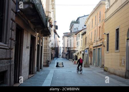 Strade deserte nella città in quarantena di Pavia, Lombardia, Italia durante la pandemia del virus Corona (COVID-19 ) Marzo 2020. Pavia ha una popolazione di circa 73,000 persone ed è stata messa a Lockdown da febbraio in poi. Foto Stock