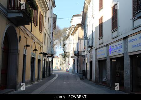 Strade deserte nella città in quarantena di Pavia, Lombardia, Italia durante la pandemia del virus Corona (COVID-19 ) Marzo 2020. Pavia ha una popolazione di circa 73,000 persone ed è stata messa a Lockdown da febbraio in poi. Foto Stock