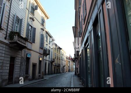 Strade deserte nella città in quarantena di Pavia, Lombardia, Italia durante la pandemia del virus Corona (COVID-19 ) Marzo 2020. Pavia ha una popolazione di circa 73,000 persone ed è stata messa a Lockdown da febbraio in poi. Foto Stock