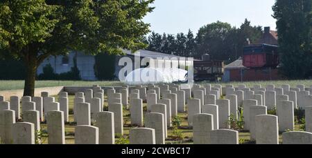 Il cimitero militare di Etaples è un cimitero della Commissione delle tombe di guerra del Commonwealth a Etaples, vicino a Boulogne, sulla costa nord-occidentale della Francia. Il cimitero contiene oltre 11,500 morti sia dalla prima guerra mondiale che dalla seconda guerra mondiale Foto Stock