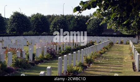 Il cimitero militare di Etaples è un cimitero della Commissione delle tombe di guerra del Commonwealth a Etaples, vicino a Boulogne, sulla costa nord-occidentale della Francia. Il cimitero contiene oltre 11,500 morti sia dalla prima guerra mondiale che dalla seconda guerra mondiale Foto Stock