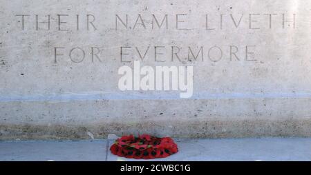 Il cimitero militare di Etaples è un cimitero della Commissione delle tombe di guerra del Commonwealth a Etaples, vicino a Boulogne, sulla costa nord-occidentale della Francia. Il cimitero contiene oltre 11,500 morti sia dalla prima guerra mondiale che dalla seconda guerra mondiale Foto Stock