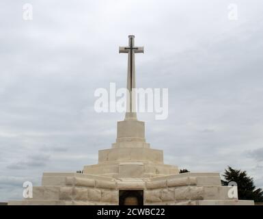 Cimitero di legno del Santuario per i morti della prima guerra mondiale, a 5 km ad est di Ypres, Belgio. Sanctuary Wood è stato nominato dalle truppe britanniche nel novembre 1914 quando è stato usato per ospitare le truppe. I combattimenti si svolsero nel settembre 1915 e furono combattuti dai soldati canadesi e tedeschi durante la battaglia del Monte Sorrel all'inizio di giugno 1916. La maggior parte di queste tombe provengono dalle battaglie intorno a Ypres nel 1914 e dall'offensiva alleata alla fine del 1917. Foto Stock