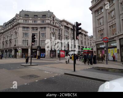 Regent Street, Londra è deserta da turisti e acquirenti, durante la pandemia COVID-19, 14 marzo 2020 Foto Stock