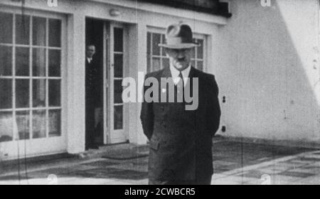 Adolf Hitler sulla terrazza del Berghof, Berchtesgaden, Baviera, Germania, c1936-1945. Hitler acquistò il Berghof, il suo rifugio nelle Alpi Bavaresi, nel 1933 con i proventi della vendita di copie di Mein Kampf. Il fotografo è sconosciuto. Foto Stock