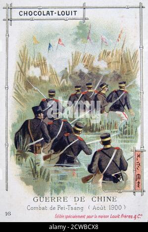 Combattimento a Pei-Tsang, Cina, ribellione di Boxer, agosto 1900. La rivolta dei Boxer o ribellione dei Boxer fu una ribellione cinese dal 1899 novembre al 7 settembre 1901 contro l'influenza straniera nel commercio, nella politica, nella religione e nella tecnologia in Cina durante gli ultimi anni della dinastia Qing. L'assassinio dell'ambasciatore tedesco e l'assedio di legazioni diplomatiche straniere a Pechino hanno spinto Gran Bretagna, Francia, Germania, Stati Uniti, Russia, Giappone, Italia e Austria-Ungheria a formare l'alleanza delle otto nazioni e ad intervenire militarmente. Francese carta commerciale pubblicità Chocolat-Louit. L'artista è sconosciuto. Foto Stock