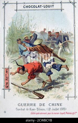 Battaglia a Kiao-Tcheou, Cina, ribellione di Boxer, 12 luglio 1900. La rivolta dei Boxer o ribellione dei Boxer fu una ribellione cinese dal 1899 novembre al 7 settembre 1901 contro l'influenza straniera nel commercio, nella politica, nella religione e nella tecnologia in Cina durante gli ultimi anni della dinastia Qing. L'assassinio dell'ambasciatore tedesco e l'assedio di legazioni diplomatiche straniere a Pechino hanno spinto Gran Bretagna, Francia, Germania, Stati Uniti, Russia, Giappone, Italia e Austria-Ungheria a formare l'alleanza delle otto nazioni e ad intervenire militarmente. Francese carta commerciale pubblicità Chocolat-Louit. L'artista è sconosciuto. Foto Stock