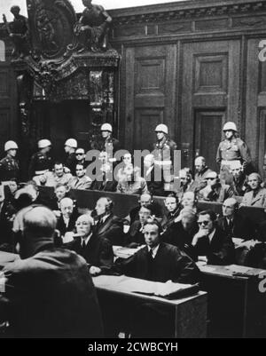 Processo per crimini di guerra a Norimberga, Germania, 1946. Tra il 20 novembre 1945 e il 1° ottobre 1946 i 24 capi nazisti superstiti furono processati davanti al Tribunale militare Internazionale nel Palazzo di Giustizia di Norimberga. Gli imputati sono ack ROW (da sinistra a destra): L'ammiraglio Karl Doenitz, l'ammiraglio Erich Raeder, Baldur von Schirach (capo della gioventù Hitler), Fritz Sauckel (capo del programma di lavoro degli schiavi nazisti), il generale Alfred Jodl, Franz von Papen. Prima fila (da sinistra a destra): Hermann Goering, Rudolf Hess, Joachim von Ribbentrop (ministro degli Esteri), Field Marshal Wilhelm Keitel, Alfred Rosenber Foto Stock