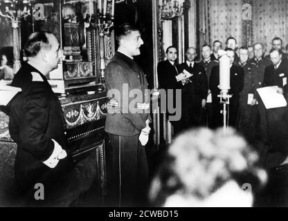 Ambasciatore tedesco a Vichy, Francia, otto Abetz, in conferenza stampa, 15 dicembre 1940. Il soggetto fu il trasferimento del corpo dell'imperatore Napoleone II da Vienna a Parigi, un dono di Hitler al regime di Vichy. A sinistra c'è Fernand de Brinon, un importante collaboratore francese durante l'occupazione nazista, che fu processato come criminale di guerra dai francesi dopo la liberazione e giustiziato nel 1947. Il fotografo è sconosciuto. Foto Stock