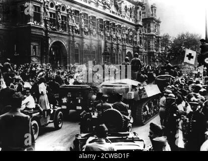 Liberazione di Parigi, 25 agosto 1944. Le folle si allineano a Place de l'Hotel de Ville per vedere le truppe alleate passare il giorno in cui le forze tedesche si arresero. Il fotografo è sconosciuto. Foto Stock