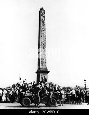 La liberazione di Parigi, 1944 agosto. Giubilanti civili francesi circondano l'obelisco in Place de la Concorde e altri cavalcano su una jeep americana. Le forze tedesche a Parigi si arresero agli Alleati il 25 agosto 1944. Il fotografo è sconosciuto. Foto Stock