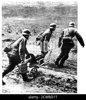 Russi che servono nell'esercito tedesco, fronte orientale, 1941-1945. Dettaglio da un poster di propaganda tedesco. Tre soldati dell'esercito nazionale russo di liberazione, un'unità comandata dal Bronislaw Kaminsky e schierati per combattere i partigiani sovietici. Si stima che un milione di soldati sovietici, alcuni volontari, si siano battuti dalla parte tedesca durante la seconda guerra mondiale. Molti erano prigionieri catturati durante l'invasione tedesca iniziale. Il fotografo è sconosciuto. Foto Stock