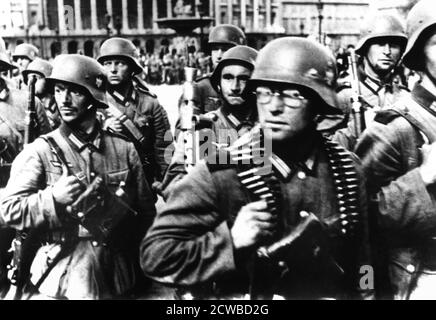 Soldati tedeschi in marcia a Parigi, 14 giugno 1940. Una sfilata di truppe tedesche il giorno della caduta di Parigi. Il fotografo è sconosciuto. Foto Stock