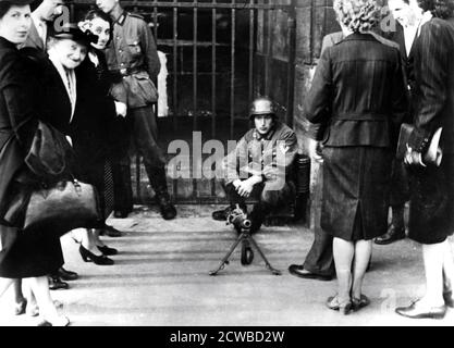 Civili di fronte ad un posto di guardia tedesco con una mitragliatrice, Parigi, giugno 1940. I tedeschi catturarono Parigi il 14 giugno 1940, iniziando un'occupazione quadriennale. Il fotografo è sconosciuto. Foto Stock