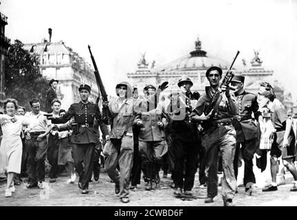 Liberazione di Parigi, 25 agosto 1944. Gendarmi, soldati e combattenti della resistenza che scortano i prigionieri tedeschi attraverso folle di civili giubilanti di fronte all'Opera. Il fotografo è sconosciuto. Foto Stock