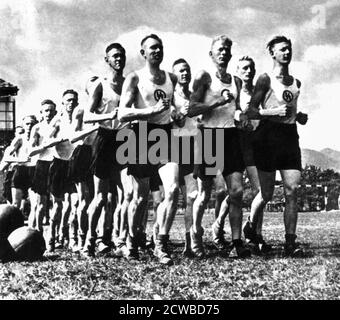 Membri delle SS naziste che si tengono in forma, c1939-1945. Da un poster di propaganda. Il fotografo è sconosciuto. Foto Stock