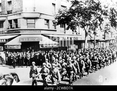 Arrivo delle prime truppe tedesche a Parigi, giugno 1940. I tedeschi entrarono a Parigi, che era stata dichiarata città aperta dal governo francese uscente, il 14 giugno, all'inizio di un'occupazione quadriennale. Il fotografo è sconosciuto. Foto Stock