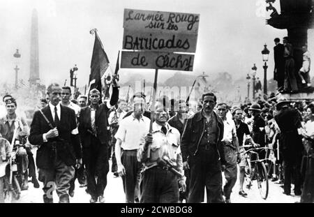 Membri della resistenza francese che marciano attraverso Place de la Concorde, liberazione di Parigi, agosto 1944. Il cartello recita: L'Armata Rossa sulle barricate di Clichy. Mentre le forze alleate si avvicinarono a Parigi, i cittadini della città si mobilitarono per contribuire a portare a termine l'occupazione nazista. Il 18 agosto è stato convocato uno sciopero generale, sono state erette barricate e sono scoppiate schermaglie con truppe tedesche. Quando i tedeschi si arresero dopo che le truppe francesi libere entrarono nella città il 25 agosto, si stima che 1500 civili e membri della resistenza fossero stati uccisi durante i combattimenti. Il fotografo è sconosciuto. Foto Stock