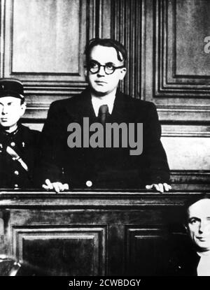 Processo dell'autore francese Robert Brasillach, Parigi, 1945. Sostenitore del fascismo dal 1934, Brasillach ha edito un giornale antisemita, JE suis partout, durante l'occupazione nazista della Francia. Ha anche sostenuto l'occupazione tedesca di Vichy France e ha firmato un documento del 1944 che chiede l'esecuzione sommaria di tutti i membri della resistenza francese. Arrestato dopo la caduta di Parigi agli Alleati, è stato condannato per la cuoaborazione e giustiziato con la squadra di fuoco il 6 febbraio 1945. Il fotografo è sconosciuto. Foto Stock