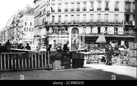 Barricata sulla Rue de Chateaudun, liberazione di Parigi, 1944 agosto. Mentre le forze alleate si avvicinarono a Parigi, i cittadini della città si mobilitarono per contribuire a portare a termine l'occupazione nazista. Il 18 agosto è stato convocato uno sciopero generale, sono state erette barricate e sono scoppiate schermaglie con truppe tedesche. Quando i tedeschi si arresero dopo che le truppe francesi libere entrarono nella città il 25 agosto, si stima che 1500 civili e membri della resistenza fossero stati uccisi. Il fotografo è sconosciuto. Foto Stock