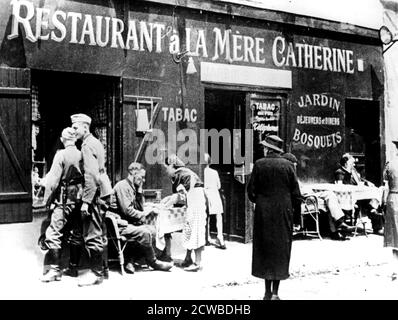 Soldati tedeschi in un ristorante, occupato Parigi, giugno 1940. Parigi cadde ai nazisti il 14 giugno 1940, iniziando un'occupazione quadriennale. Il fotografo è sconosciuto. Foto Stock