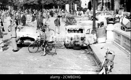 Automobili bruciate, Place de la Concorde, liberazione di Parigi, 1944 agosto. Dopo poco più di quattro anni di occupazione, i tedeschi cedevano la città alla seconda divisione blindata francese il 25 agosto 1944. La settimana precedente la resistenza francese e gli elementi della popolazione generale sono cresciuti in rivolta contro i loro occupanti. Il fotografo è sconosciuto. Foto Stock