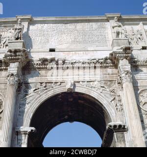 Arco di Costantino, Roma, IV secolo. L'Arco di Costantino è un arco trionfale di Roma, situato tra il Colosseo e il Colle Palatino. Fu eretta per commemorare la vittoria di Costantino i su Massenzio nella Battaglia di Milvian Bridge il 28 ottobre 312. L'artista è sconosciuto. Foto Stock