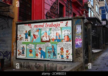 Murale che mostra il sostegno per le madri che sono genitori single sul muro accanto alla sede del gruppo per i diritti delle donne Mujeres Creando, la Paz, Bolivia Foto Stock