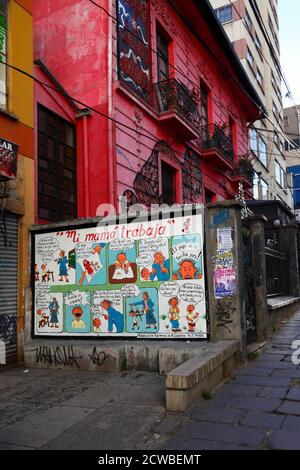 Murale che mostra il sostegno per le madri che sono genitori single sul muro accanto alla sede del gruppo per i diritti delle donne Mujeres Creando, la Paz, Bolivia Foto Stock