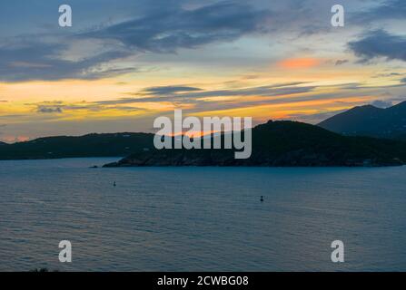 Tramonto sulla baia di Pacquereau sull'isola di Saint Thomas, Isole Vergini statunitensi, Stati Uniti. Foto Stock