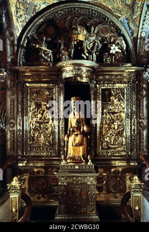 Vergine di Montserrat, Catalogna, Spagna. Questa Madonna nera nell'abbazia benedettina di Montserrat è detto di essere stata scolpita da San Luca. Il Romanico statua in legno è stato infatti realizzato alla fine del XII secolo. Il colore sul suo viso e mani è dovuto all'inscurimento della vernice nel tempo. Foto Stock