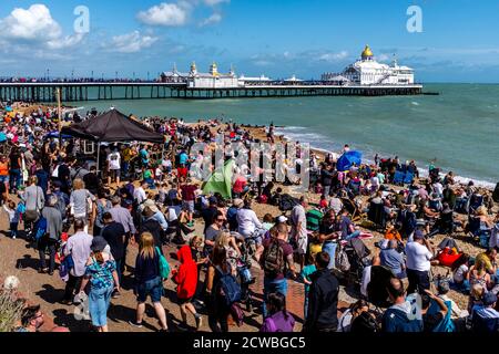 Folle Guarda l'Eastbourne Airshow from the Beach, Eastbourne, East Sussex, UK Foto Stock