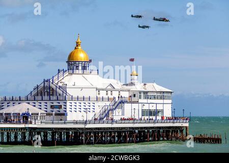 Gli aeroplani volano sul molo durante l'Eastbourne Airshow, Eastbourne, East Sussex, UK Foto Stock