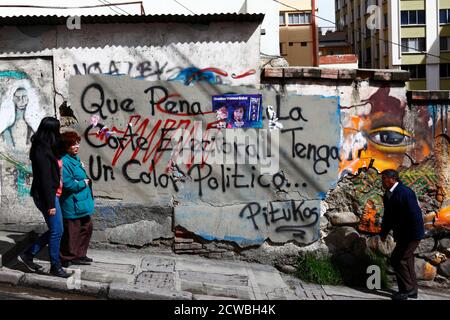 La Paz, Bolivia, 5 gennaio 2015. Graffiti su un muro che accusa il Tribunale elettorale di non essere imparziale Foto Stock