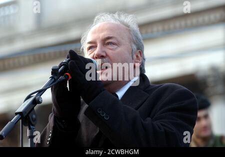 Fotografia di George Galloway che parla ad un raduno della guerra anti-Iraq. George Galloway (1954-) un politico, emittente e scrittore britannico. Foto Stock