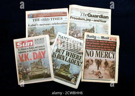 Una raccolta di giornali che riportano la caduta di Kabul Foto Stock